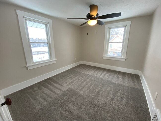 Building Photo - Spacious, Fully Updated 3BR/2BA on a Quiet Dead-End Street