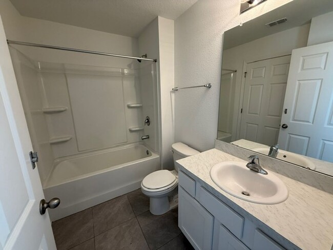 Building Photo - Beautiful 3 bedroom townhome for rent in E...