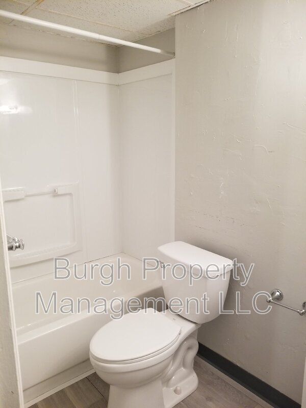 Building Photo - 634 Southcrest Dr