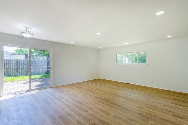 Building Photo - 109 Avondale Ct