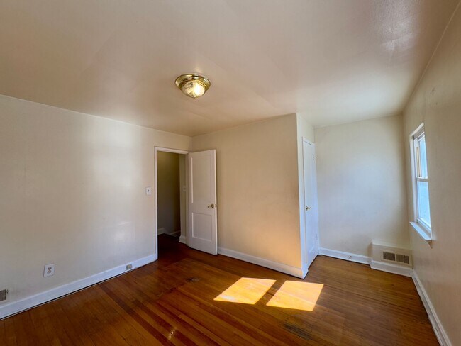 Building Photo - Charming 2 Bedroom/1 Bathroom Townhome in ...