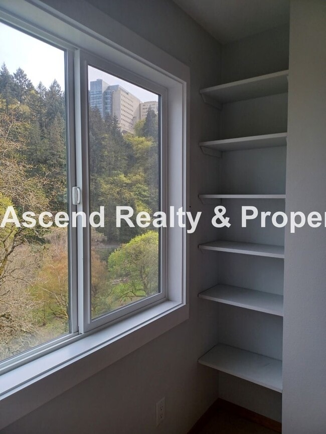 Building Photo - Stunning Views! 2 Level Condo Minutes to Downtown & PSU Incl Water/Sewer/Garbage & Parking