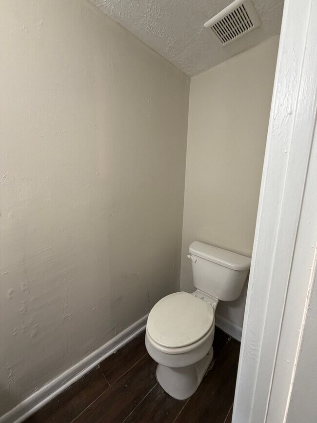 Building Photo - Oak Park Townhome 2/1.5 AVAILABLE NOW