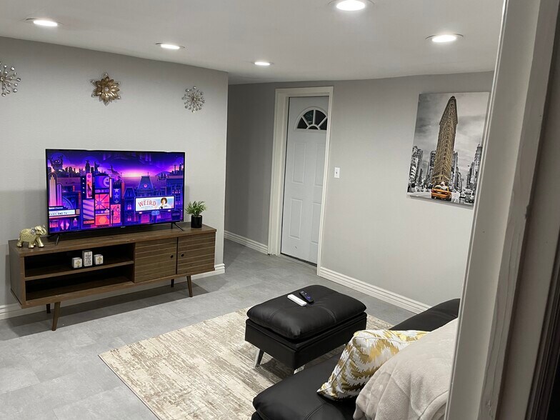 Living room - 2302 E Yale St