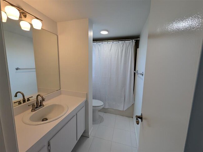 Building Photo - 21915 Lake Forest Cir