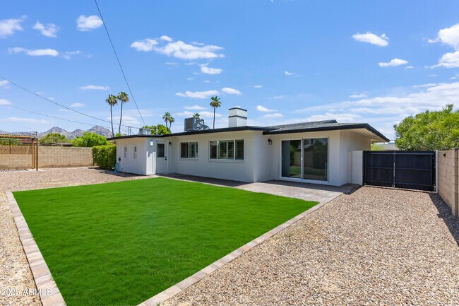 Building Photo - 1028 E Manzanita Dr