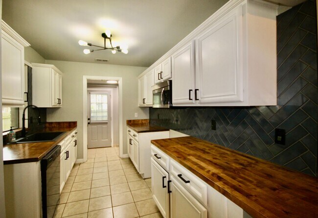 Building Photo - GORGEOUS SPACIOUS CORNER LOT HOME FOR RENT