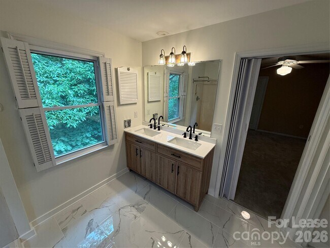 Building Photo - 9423 Fairmead Dr
