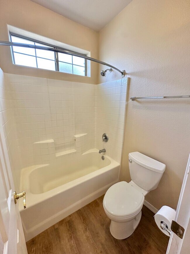 Building Photo - Beautiful 3 bedroom, 3 bathroom home with ...