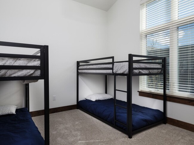 Building Photo - Seasonal Finished 2 BR 2.5 Bath with attac...