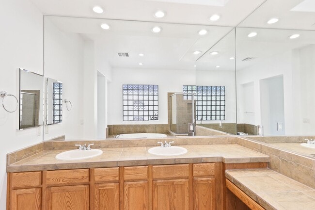 Building Photo - Anthem Country Club Beauty Single Story with Casita