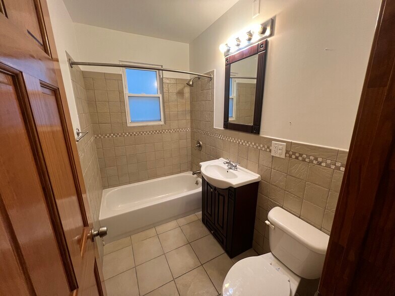 Building Photo - 2028 N Hamlin Ave