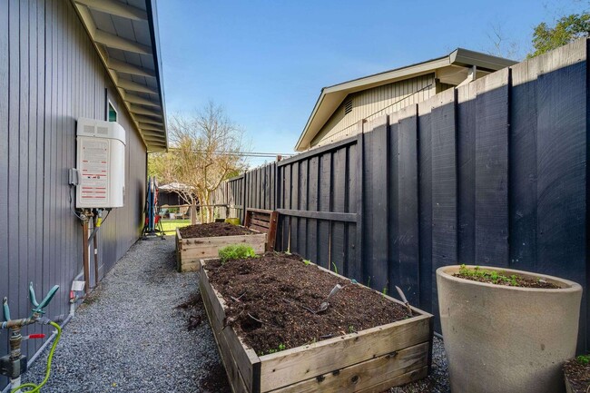 Building Photo - Stunning Mid-Century Modern 3bed/2.5 bath ...