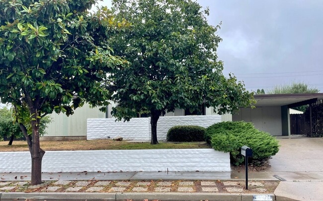 Building Photo - Three Bedroom Turnpike Home/Foothill Schoo...