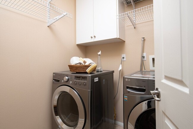 Building Photo - Homes Management - 2 Bed, 2 Bath Townhouse...