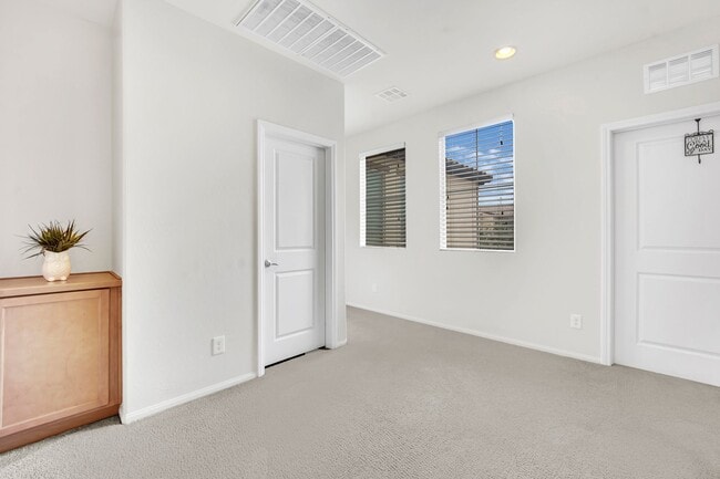 Building Photo - ADORABLE 4 BEDROOM HOME NEAR HOLLYWOOD & E SAHARA!