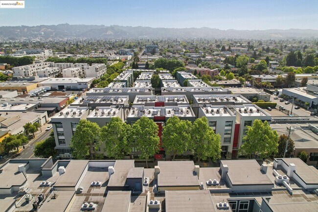 Building Photo - 6466 Hollis St