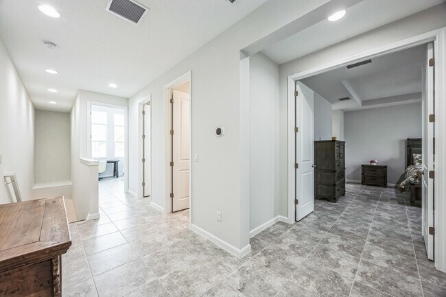 Building Photo - 16369 Oakview Dr