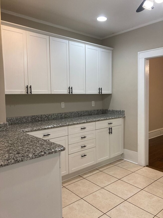 Building Photo - Spectacular Bungalow, Right Outside Uptown!