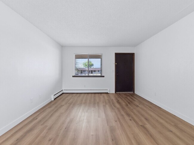 Building Photo - Remodeled 2 Bedroom, 1 Bathroom Apartment- Close to shopping!