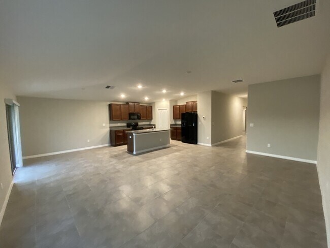 Building Photo - "Spacious 4-Bed, 2-Bath Gem with 1936 Sq Ft of Comfort in Riverview, FL!"