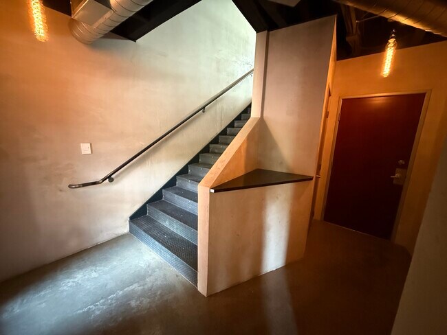 Building Photo - 825 W Daggett Ave