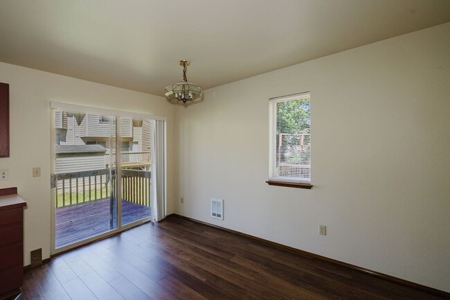 Building Photo - Desireable End Unit, Bremerton Triplex - A...