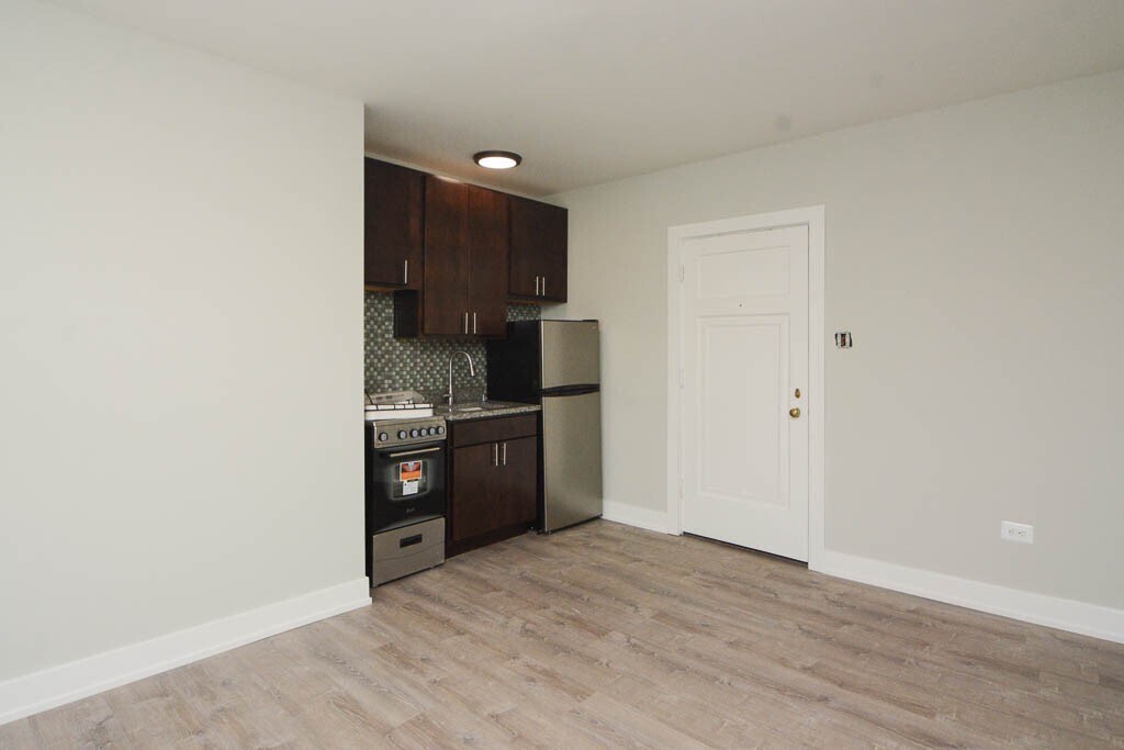 Building Photo - 4549 N Damen Ave