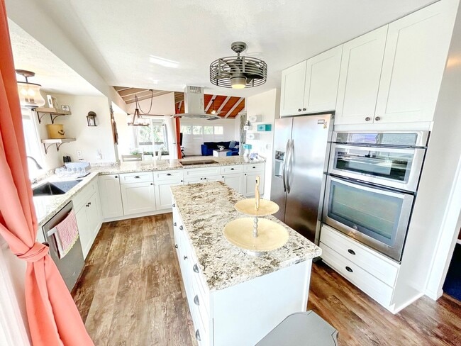 Building Photo - Wailuku Heights Executive Style 3Bed/2Bath Furnished Upstairs Home - Pool w/ cabanas - Most Utili...