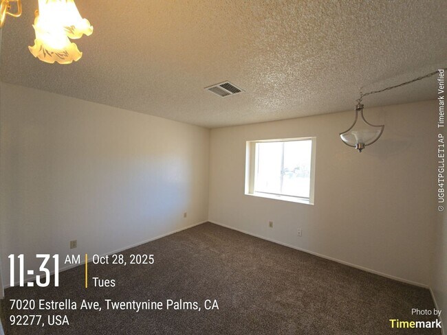 Building Photo - 3 bedroom 2 bath Available now