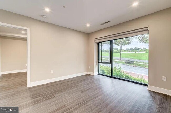 Building Photo - 145 Riverhaven Dr