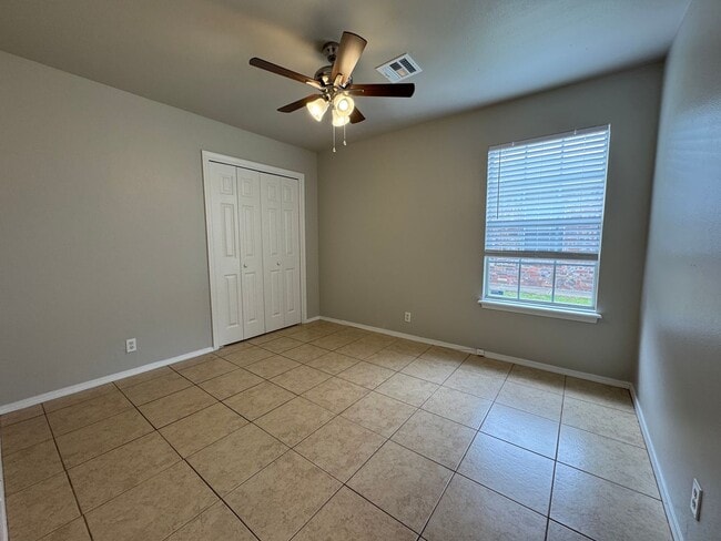 Building Photo - 3 bedroom, 2 bath, 1 car garage.