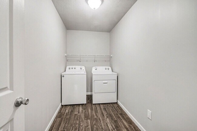 Building Photo - Outstanding Neighborhood in Saugatuck for Long Term Lease!