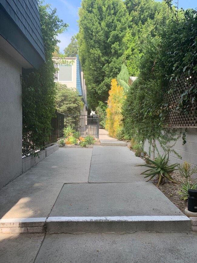 Building Photo - PRIME WEHO LOCATION- 1BEDROOM CONDO FOR LEASE