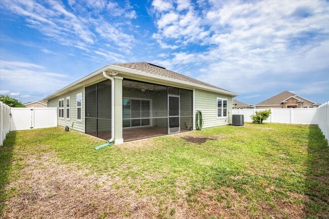 Building Photo - Beautiful 3/2 with Fully Fenced Backyard a...
