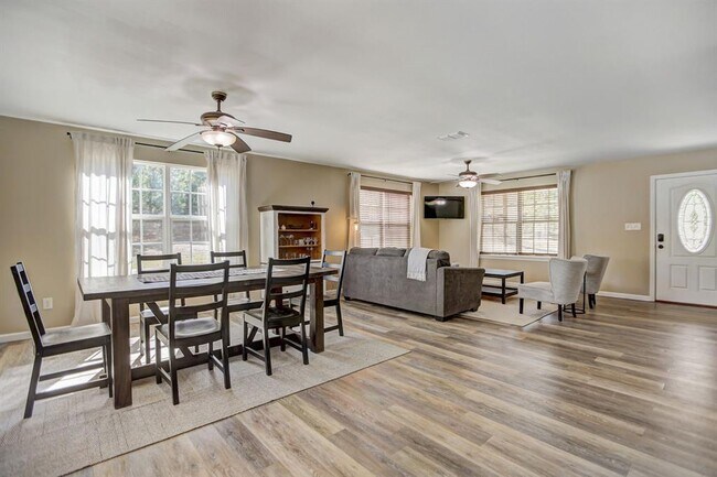Building Photo - 460 Pine Tree Loop