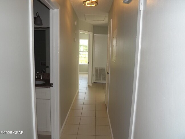 Building Photo - 2712 Oak Hammock Dr