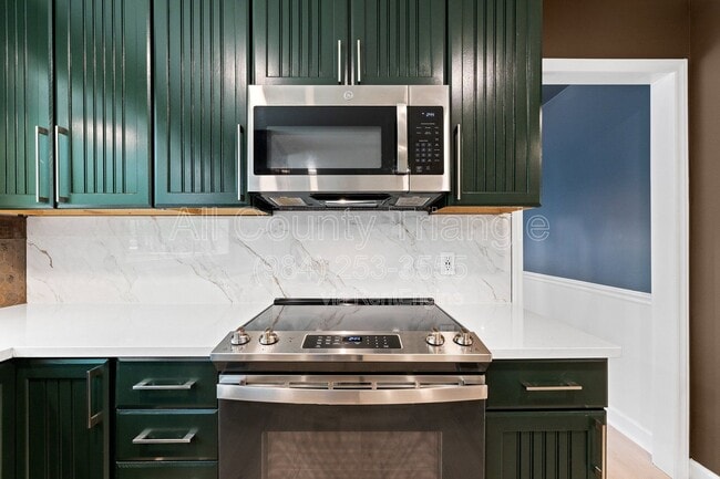 Building Photo - 5105 Pine Dr