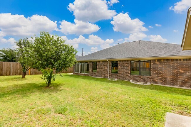 Building Photo - 2405 Coy Dr