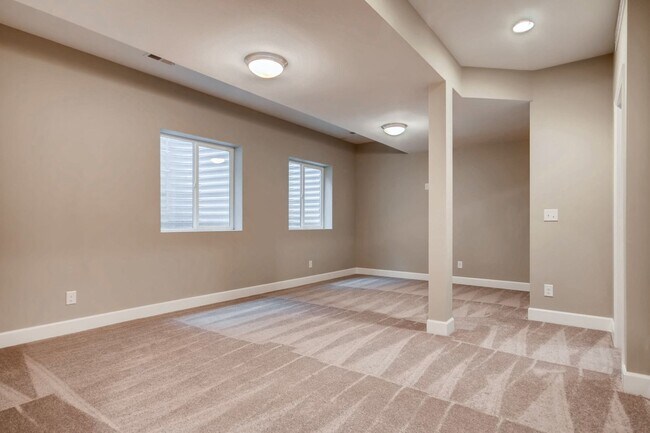 Building Photo - Spacious 5 BED Home for Lease