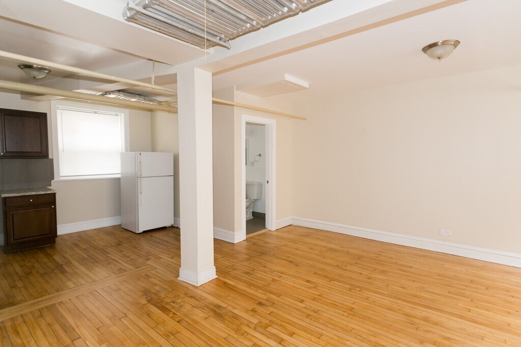 Building Photo - 4830 W Addison St