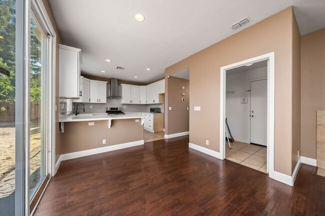 Building Photo - Spacious 4 Bedroom, 2.5 Bath Home in Sacra...