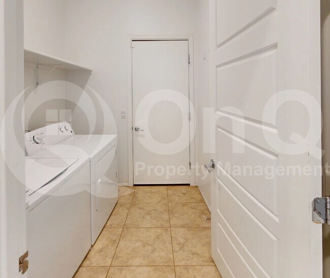 Building Photo - 6301 S Crescent Peak Dr