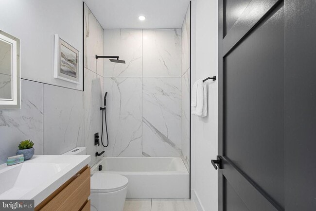 Building Photo - 1733 Chain Bridge Rd