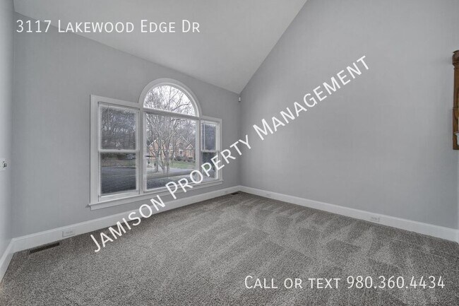 Building Photo - 3117 Lakewood Edge Dr