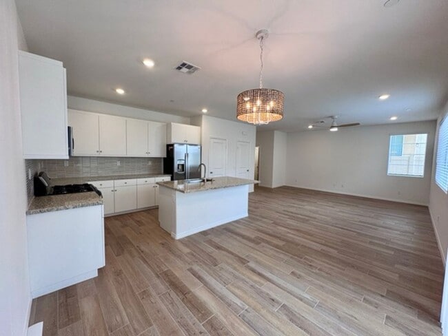 Building Photo - Welcome to Your Brand New 3 Bedroom Solar Home in the Gated Willow Springs Community of Murrieta!