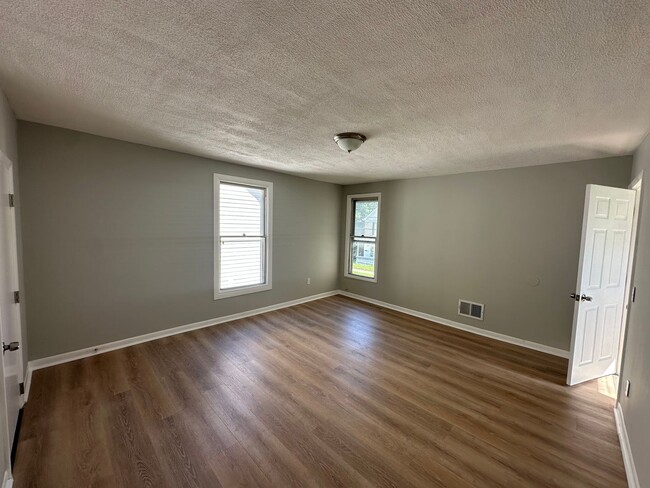 Building Photo - BEAUTIFUL NEWLY RENOVATED  3 BEDROOM HOUSE...