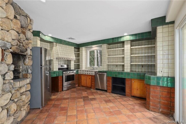 Building Photo - 165 Old Post Rd