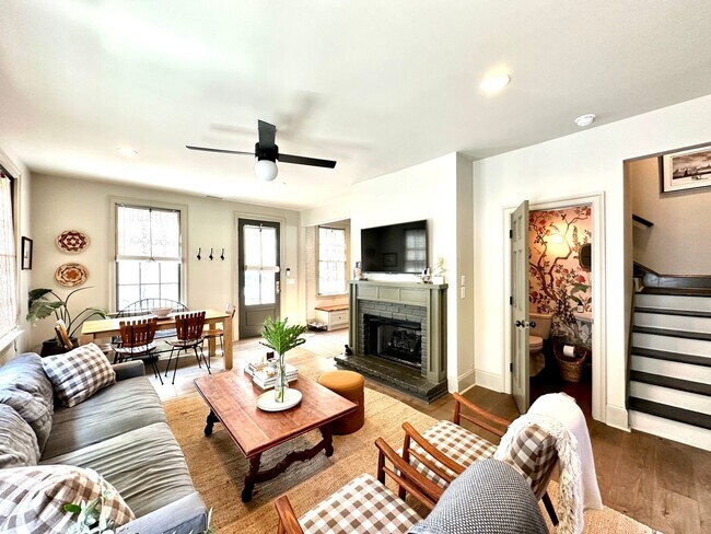 Building Photo - 3 Bedroom 2.5 Bath House in the hip Elliot...