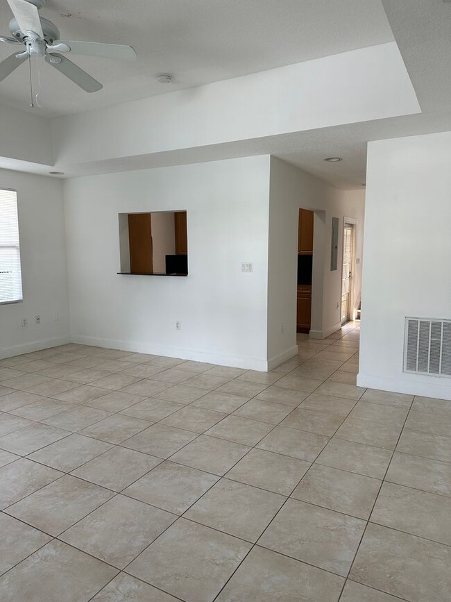 Building Photo - Large TH with 2 car garage